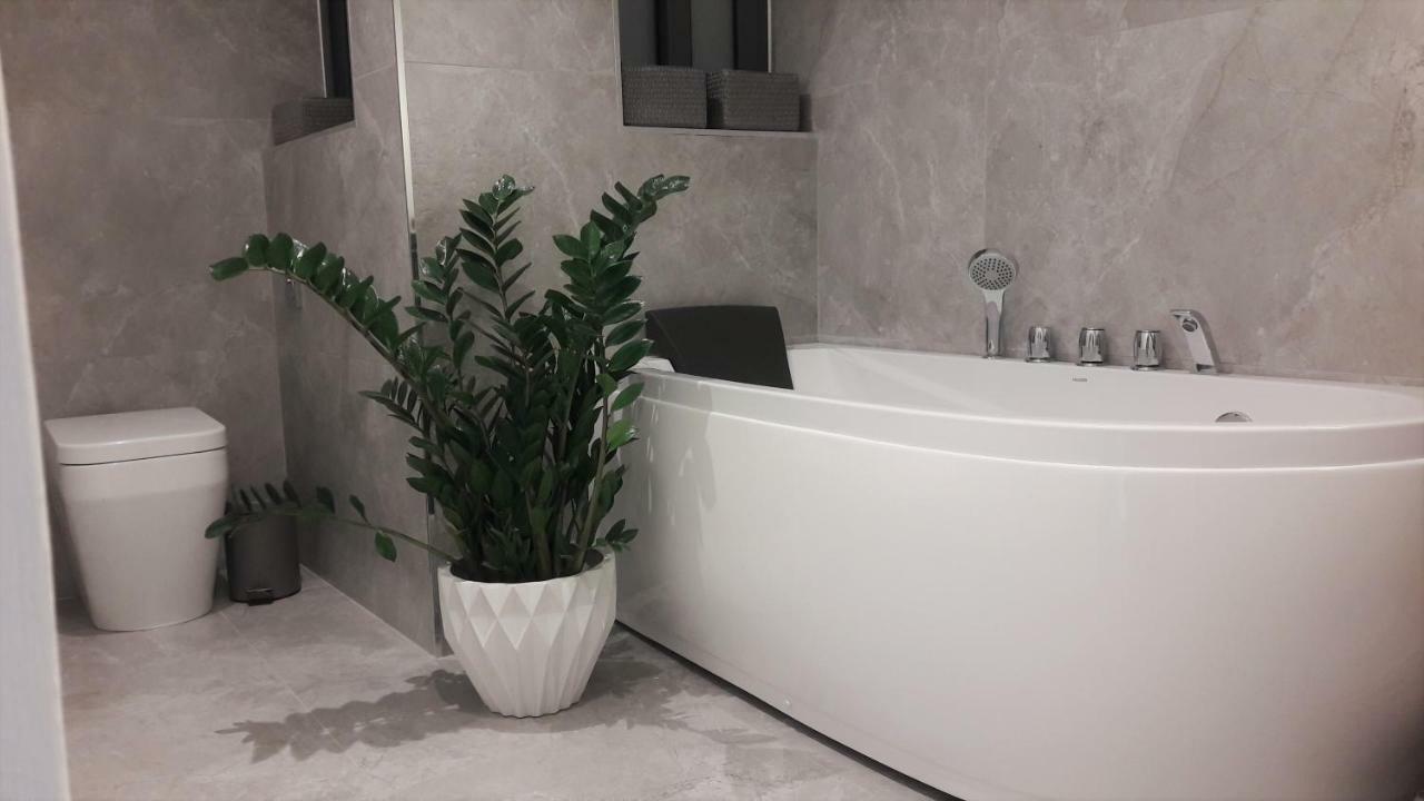 Duplex Maisonette With Heated P-Pool And Jacuzzi سانت جوليان المظهر الخارجي الصورة