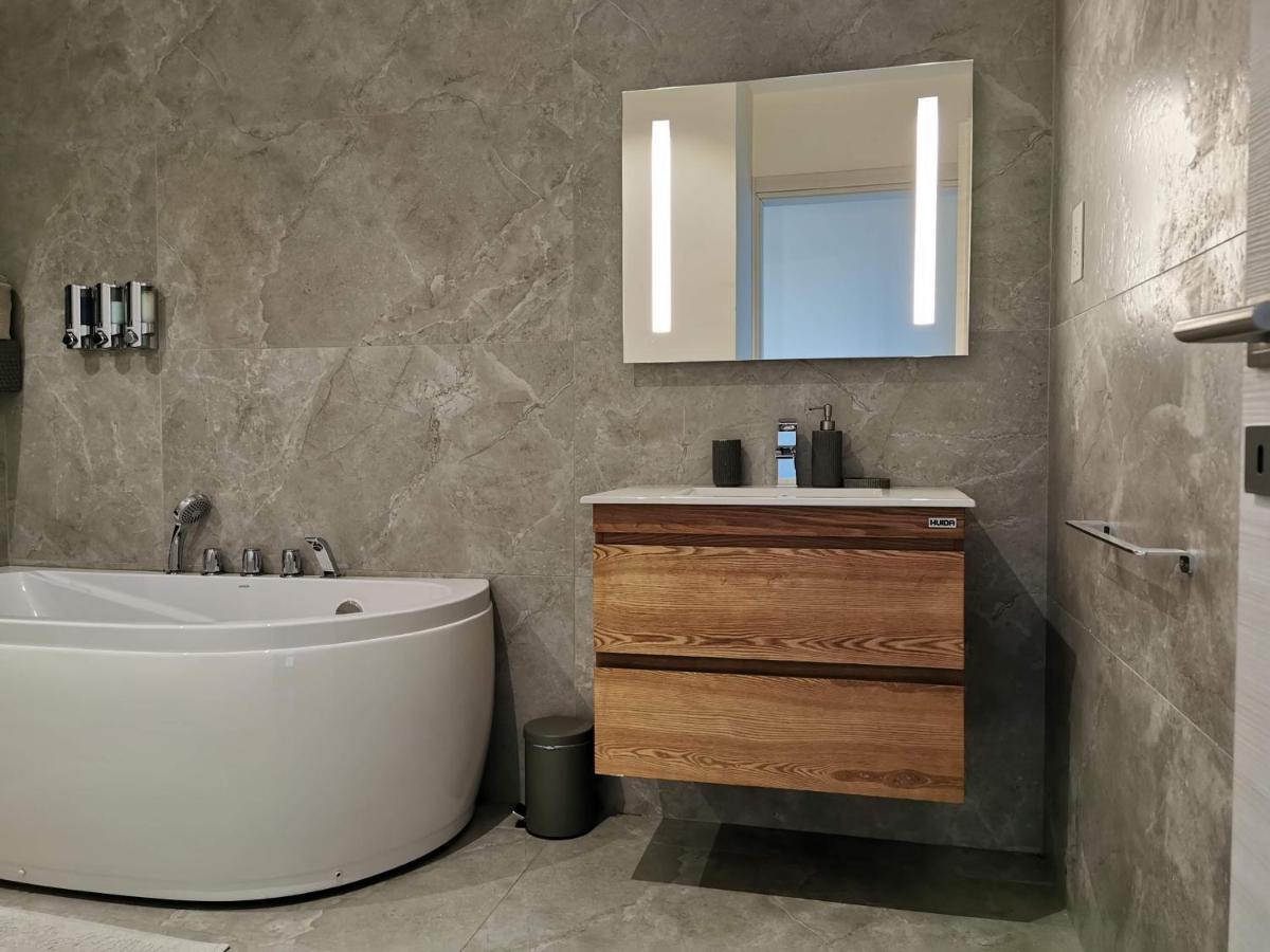 Duplex Maisonette With Heated P-Pool And Jacuzzi سانت جوليان المظهر الخارجي الصورة